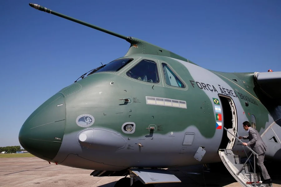 Một máy bay vận tải quân sự hai động cơ phản lực cỡ trung bình Embraer KC-390 tại Triển lãm Hàng không Paris lần thứ 52 tại Sân bay Le Bourget gần Paris, Pháp ngày 18/6/2017. (Ảnh: REUTERS/Pascal Rossignol)