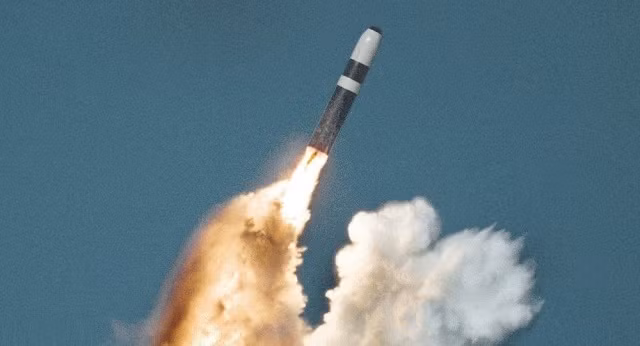 Tên lửa đạn đạo Trident của Mỹ phóng từ một tàu ngầm.