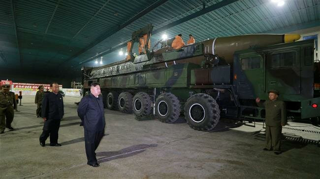 Nhà lãnh đạo Triều Tiên Kim Jong-un kiểm tra tên lửa đạn đạo liên lục địa Hwasong-15 (ICBM)