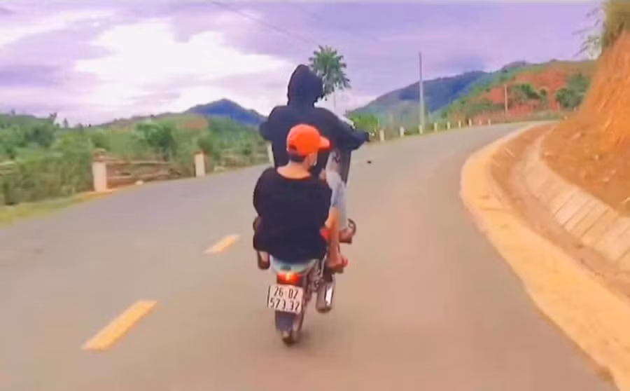 Hình ảnh một trường hợp bốc đầu xe máy được "khoe" trên mạng xã hội