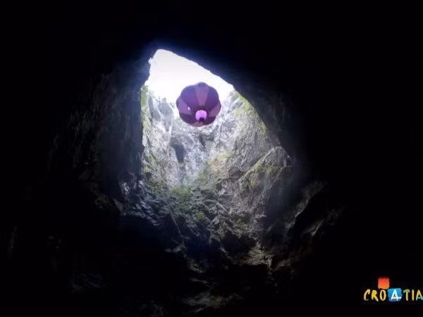 Khám phá hang động bằng khinh khí cầu.