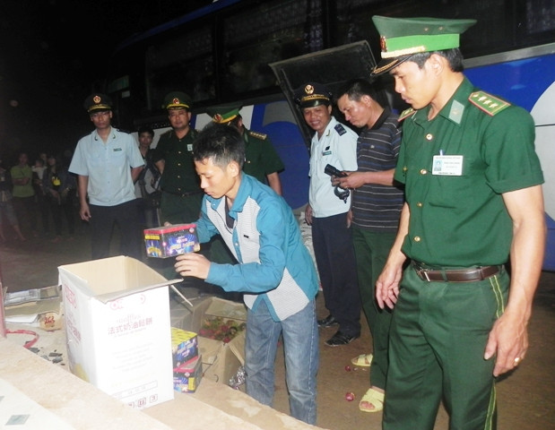 Kiểm soát và bắt giữ đối tượng vận chuyển pháo lậu ngay tại trạm kiểm soát