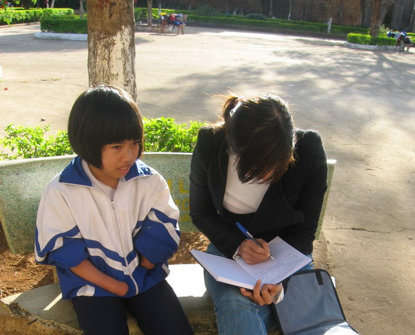 Cô học trò có ý chí kiên cường để được đến trường cùng chúng bạn