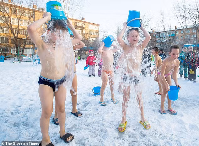 Rùng mình xem trẻ em mẫu giáo Siberia dội nước lạnh giữa băng tuyết ảnh 6