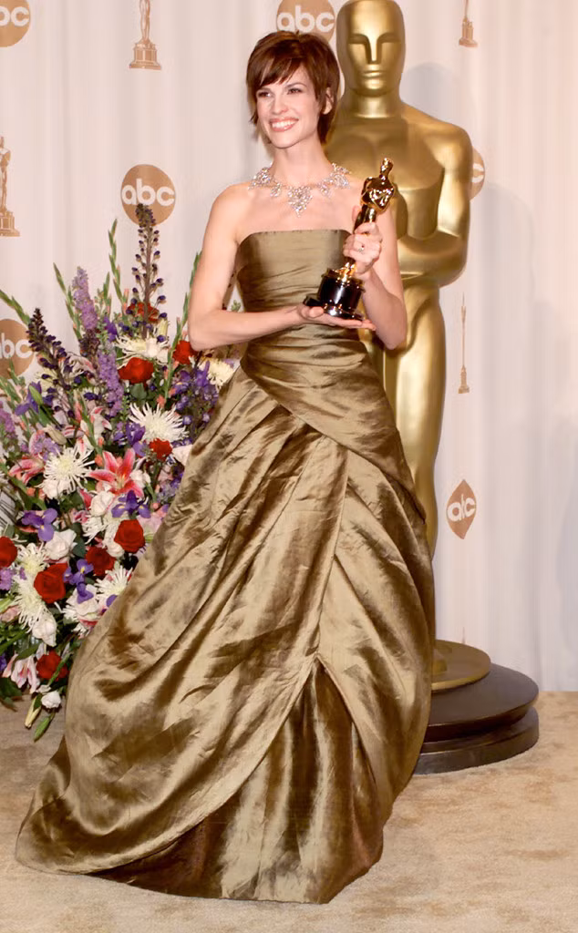 Hilary Swank mặc thiết kế của Poufy Randolph Duke đến Oscar 2000 lên nhận giải cho vai chính trong phim Boys Don’t Cry.