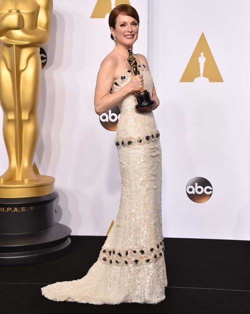 Tại Oscar năm ngoái, Julianne Moore đã được vinh danh với tượng vàng Oscar trong vai chính phim Still Alice. Ở tuổi 55, nữ diễn viên vẫn rất quyến rũ với bộ váy trắng tuyệt đẹp của Chanel.