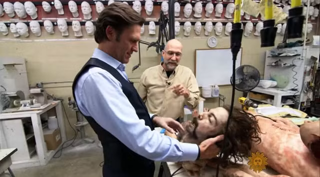  Nghệ sỹ trang điểm Matthew Mungle (áo vàng) trong xưởng hóa trang của mình. 