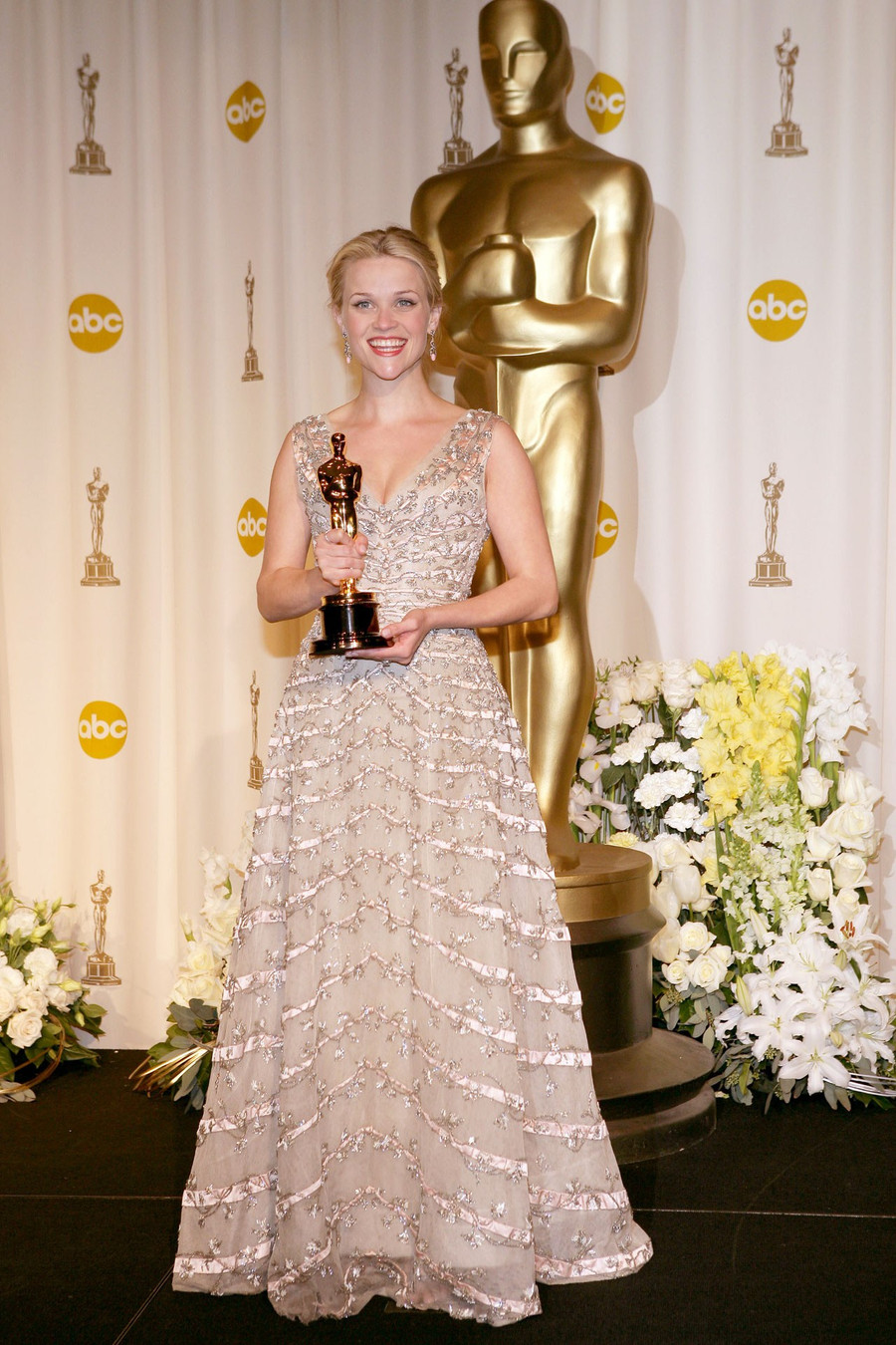 Reese Witherspoon tỏa sáng trong bộ váy Christian Dior tại lễ trao giải Oscar 2006 và nhận giải cho vai chính trong phim Walk the Line.