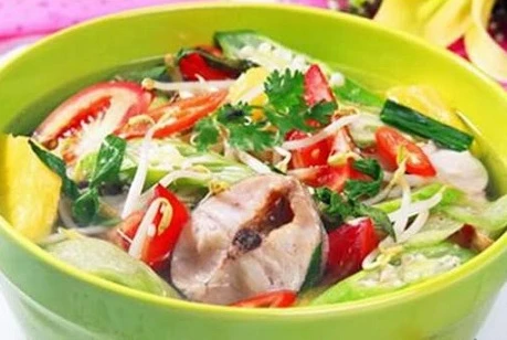 Vị chua ngọt thanh mát của món canh chua cá lóc giúp cho bữa cơm gia đình trở nên hấp dẫn hơn rất nhiều.
