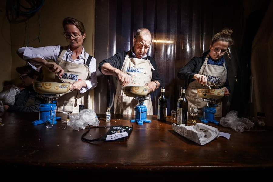 Các thí sinh tham gia cuộc thi Phô mai quốc tế Fondue ở Tartegnin, Thụy Sĩ