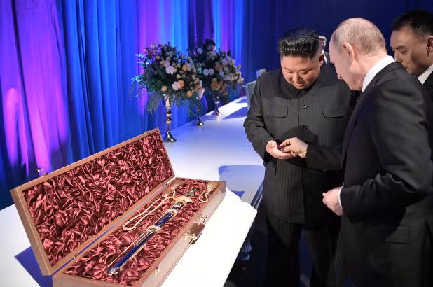 TT Nga Putin và Chủ tịch Triều Tiên Kim Jong-un trao tặng nhau kiếm báu.