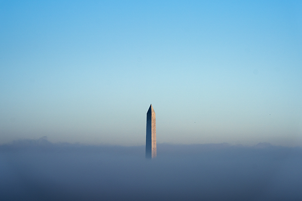 Đài tưởng niệm ở Washington, Mỹ mờ trong sương