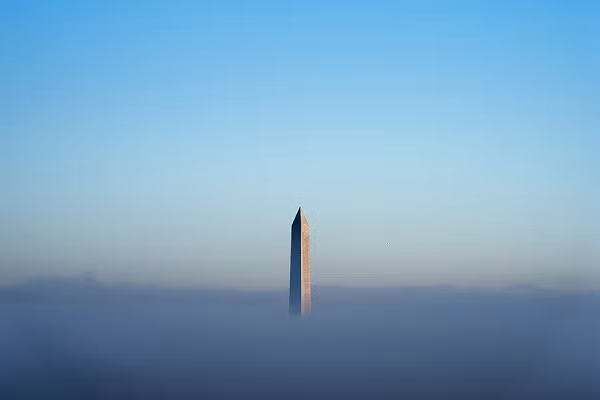Đài tưởng niệm ở Washington, Mỹ mờ trong sương