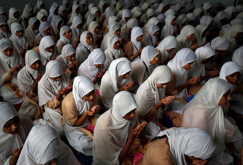 Sinh viên Ấn độ cầu nguyện trong nghi lễ đánh dấu Ngày hòa bình thế giới ở Ahmedabad