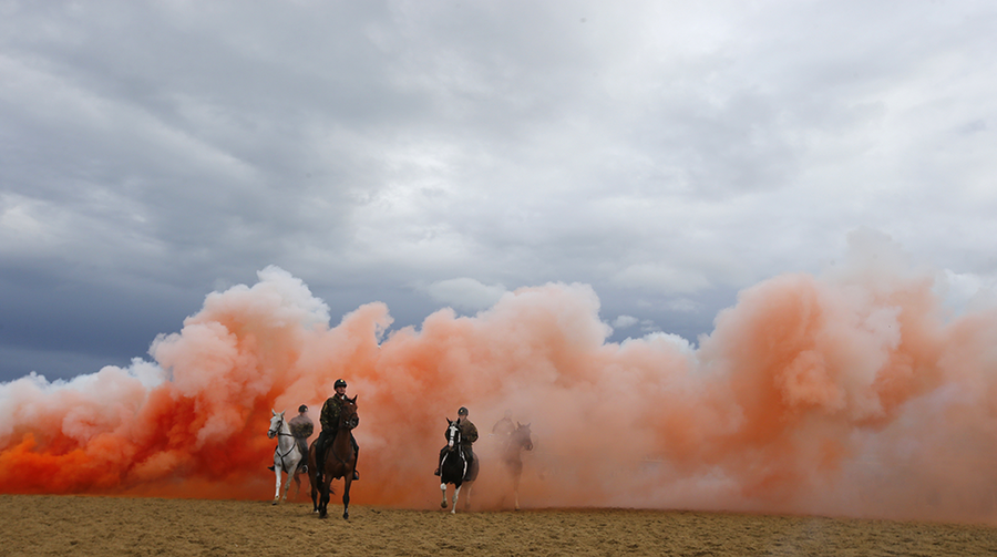 Khói từ những quả lưu đạn trong một cuộc luyện tập của những kỵ binh Hà Lạn tại Scheveningen, Hà Lan