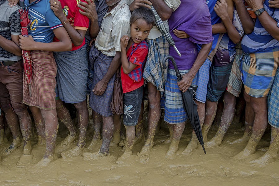 Một cậu bé tị nạn Hồi giáo Rohingya từ Myanmar chờ đến lượt mình để lấy thực phẩm gần một trại tị nạn ở Balukhali, Bangladesh