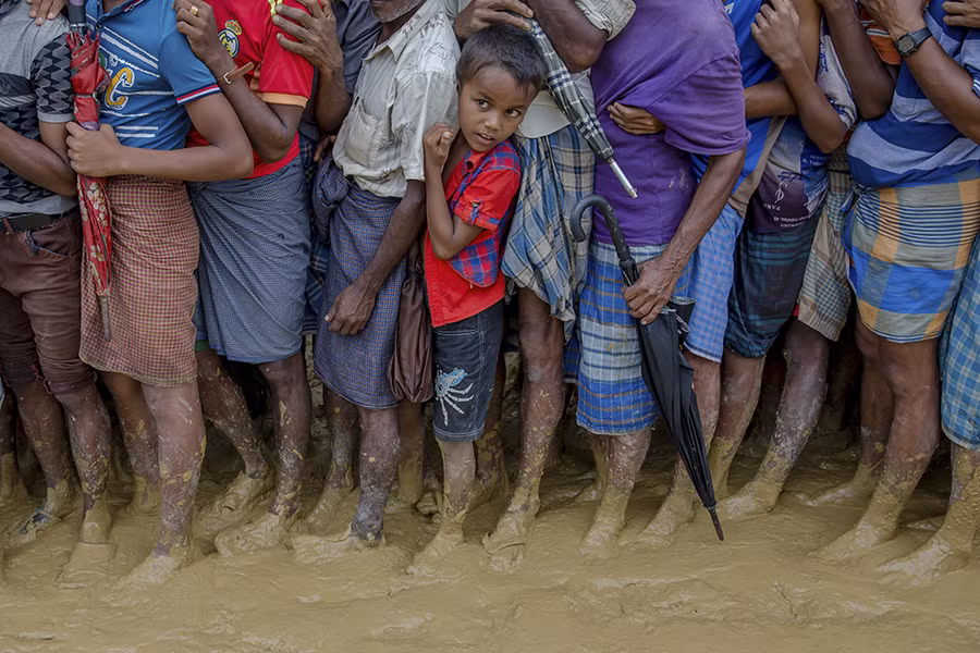 Một cậu bé tị nạn Hồi giáo Rohingya từ Myanmar chờ đến lượt mình để lấy thực phẩm gần một trại tị nạn ở Balukhali, Bangladesh