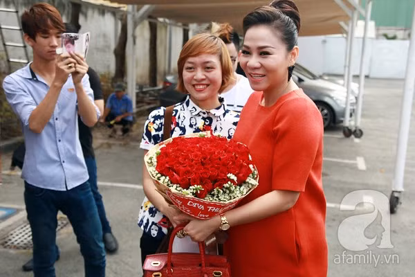 “Bà bầu” Thu Minh nhí nhảnh makeup cho Thanh Bùi ảnh 4