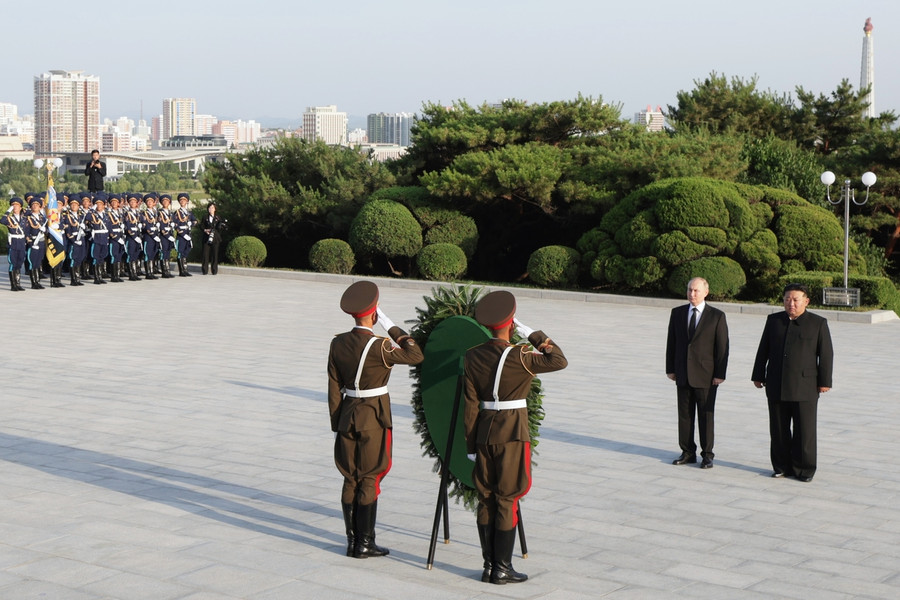 Tổng thống Nga Vladimir Putin và nhà lãnh đạo Triều Tiên Kim Jong-un đặt hoa tại đài tưởng niệm những người lính Liên Xô đã hy sinh trong quá trình giải phóng Triều Tiên khỏi Nhật Bản trong Thế chiến thứ hai. (Ảnh: Sputnik) Tổng thống Nga Vladimir Putin và nhà lãnh đạo Triều Tiên Kim Jong-un đặt hoa tại đài tưởng niệm những người lính Liên Xô đã hy sinh trong quá trình giải phóng Triều Tiên khỏi Nhật Bản trong Thế chiến thứ hai. (Ảnh: Sputnik)