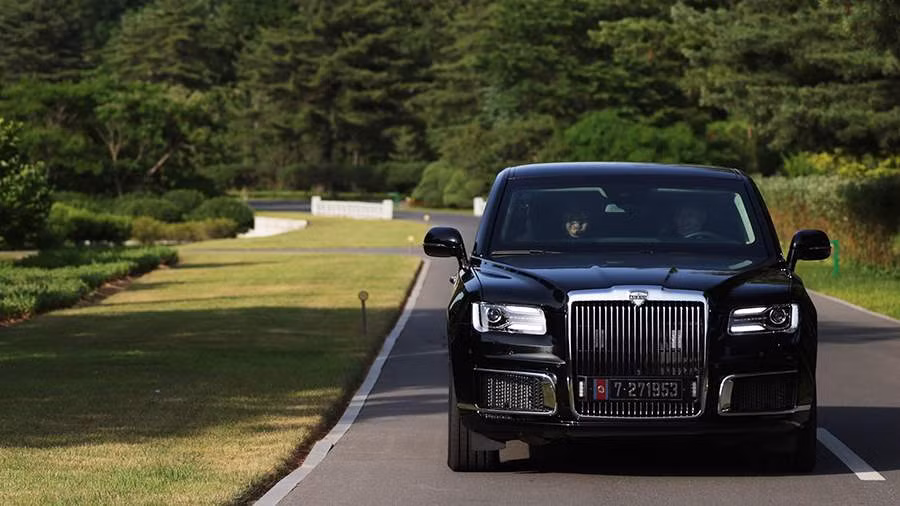 Tổng thống Putin lái xe Aurus.