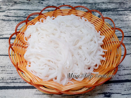 Cách nấu mì Quảng gà đậm đà ngon miệng cho bữa sáng - Ảnh 5 Cach nau mi Quang ga dam da ngon mieng cho bua sang - Anh 5