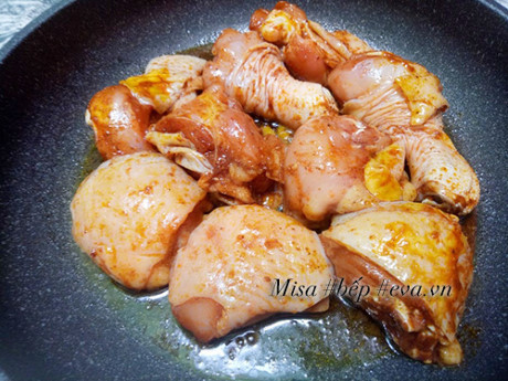 Cách nấu mì Quảng gà đậm đà ngon miệng cho bữa sáng - Ảnh 3 Cach nau mi Quang ga dam da ngon mieng cho bua sang - Anh 3