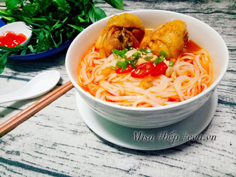 Cách nấu mì Quảng gà đậm đà ngon miệng cho bữa sáng - Ảnh 9 Cach nau mi Quang ga dam da ngon mieng cho bua sang - Anh 9