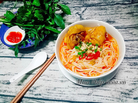 Cách nấu mì Quảng gà đậm đà ngon miệng cho bữa sáng - Ảnh 7 Cach nau mi Quang ga dam da ngon mieng cho bua sang - Anh 7