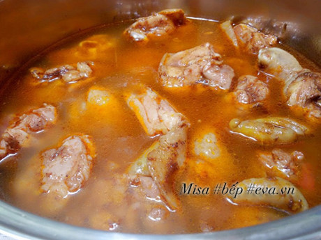 Cách nấu mì Quảng gà đậm đà ngon miệng cho bữa sáng - Ảnh 4 Cach nau mi Quang ga dam da ngon mieng cho bua sang - Anh 4