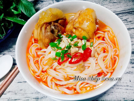 Cách nấu mì Quảng gà đậm đà ngon miệng cho bữa sáng - Ảnh 8 Cach nau mi Quang ga dam da ngon mieng cho bua sang - Anh 8