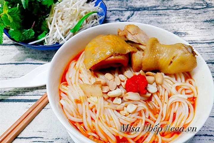Cách nấu mì Quảng gà đậm đà ngon miệng cho bữa sáng