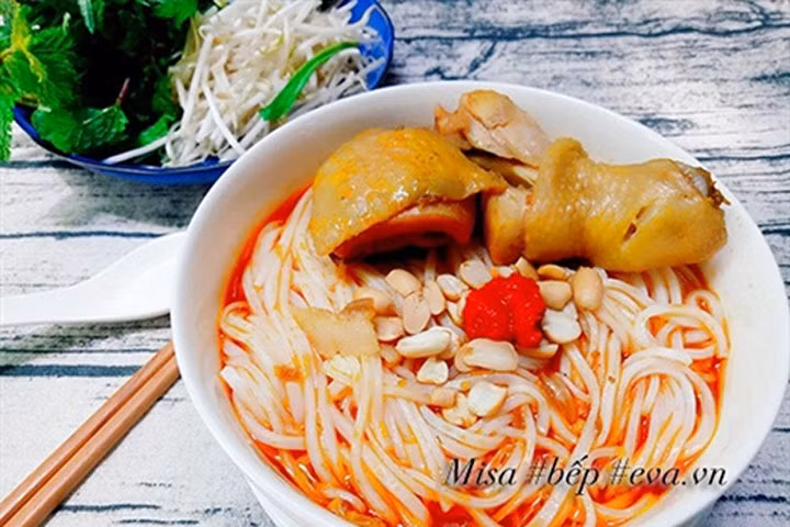 Cách nấu mì Quảng gà đậm đà ngon miệng cho bữa sáng