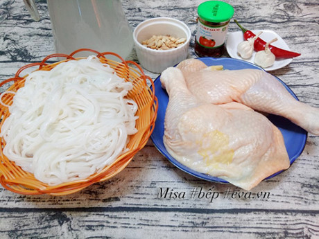 Cách nấu mì Quảng gà đậm đà ngon miệng cho bữa sáng - Ảnh 1 Cach nau mi Quang ga dam da ngon mieng cho bua sang - Anh 1