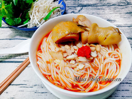 Cách nấu mì Quảng gà đậm đà ngon miệng cho bữa sáng - Ảnh 11 Cach nau mi Quang ga dam da ngon mieng cho bua sang - Anh 11