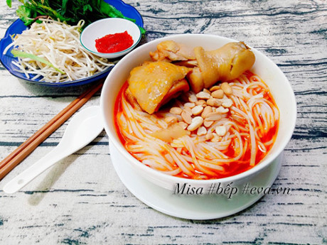 Cách nấu mì Quảng gà đậm đà ngon miệng cho bữa sáng - Ảnh 10 Cach nau mi Quang ga dam da ngon mieng cho bua sang - Anh 10