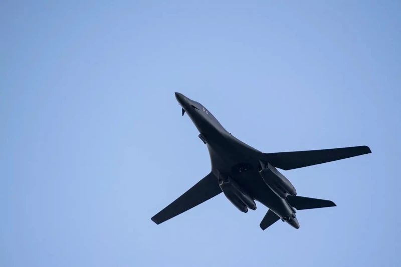 Máy bay ném bom B-1 Lancer.