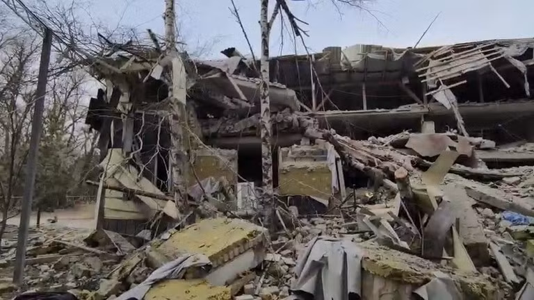 Hiện trường sau cuộc tấn công được cho là bằng tên lửa của Ukraine vào một bệnh viện ở thành phố Novoaydar vào ngày 28/1/2023. (Ảnh: Sputnik