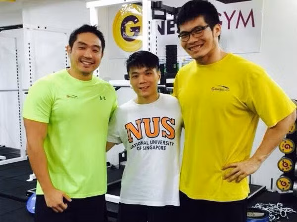 Anh Yeo Kim Yeong (giữa) đã xác lập kỷ lục người đẩy xà nhanh nhất thế giới. (Nguồn: guinnessworldrecords.com)