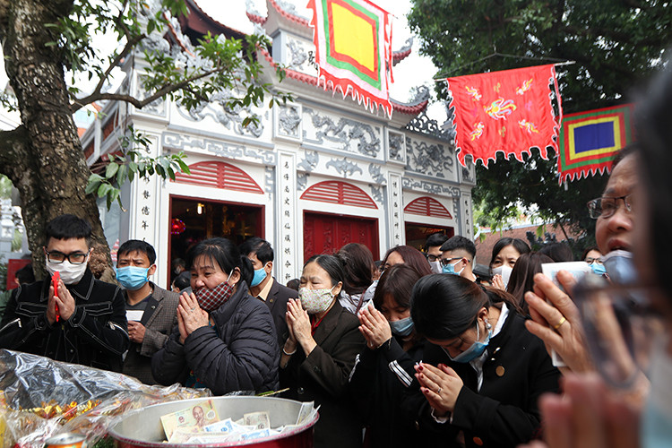 Càng về chiều lượng người đổ về Phủ Tây Hồ càng đông.