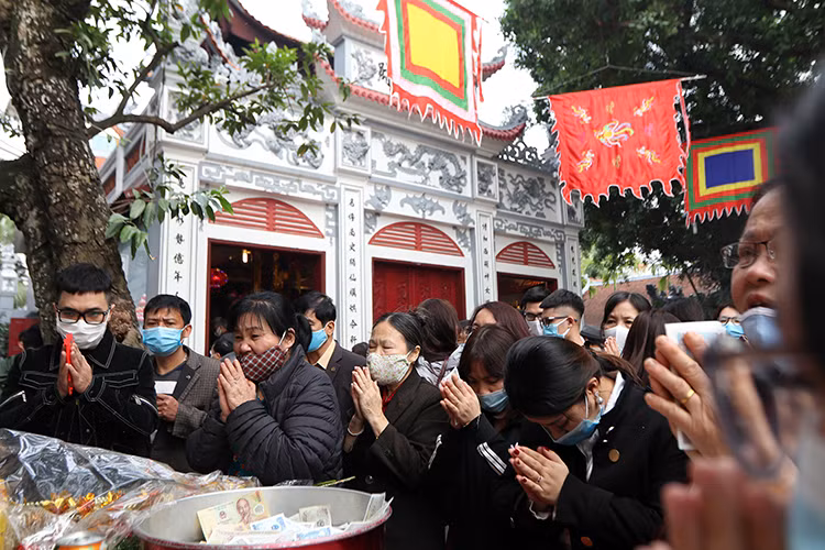 Càng về chiều lượng người đổ về Phủ Tây Hồ càng đông.