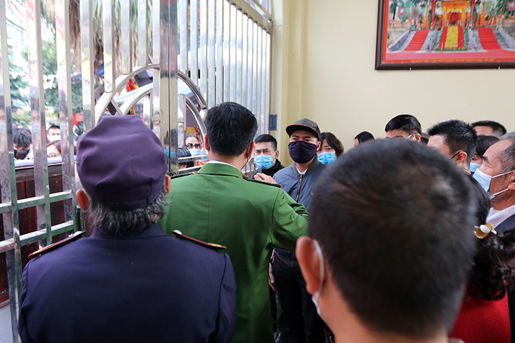 Ông Đỗ Ngọc Long, Phó chủ tịch UBND phường Quảng An cho biết: &quot;Trong ngày 1 Tết Nguyên đán Tân Sửu, UBND phường đã phải tạm đóng cửa 3 lần để giúp giải tỏa bớt lượng người dân đến làm lễ&quot;.