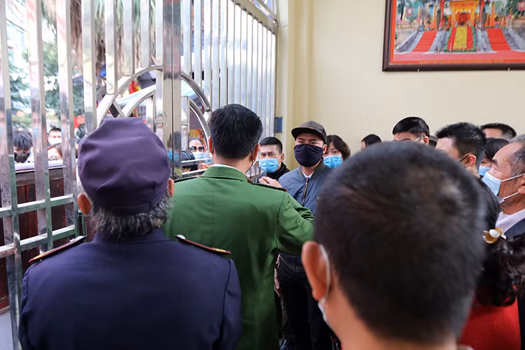 Ông Đỗ Ngọc Long, Phó chủ tịch UBND phường Quảng An cho biết: "Trong ngày 1 Tết Nguyên đán Tân Sửu, UBND phường đã phải tạm đóng cửa 3 lần để giúp giải tỏa bớt lượng người dân đến làm lễ".