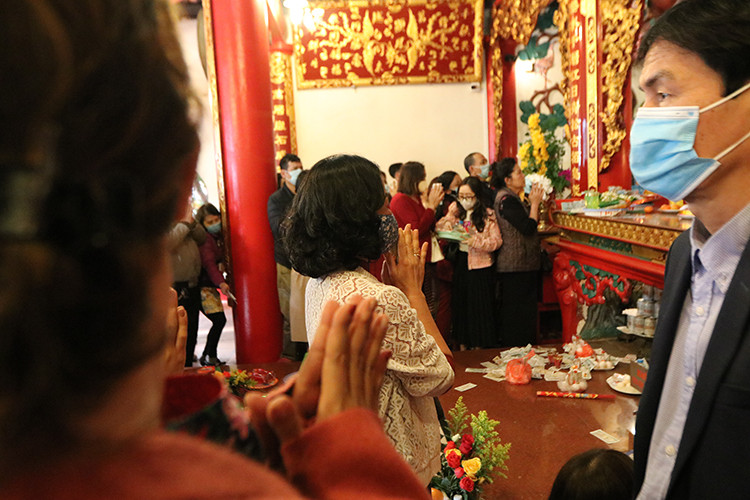 Người dân đi lễ đều đeo khẩu trang phòng chống dịch nghiêm túc.