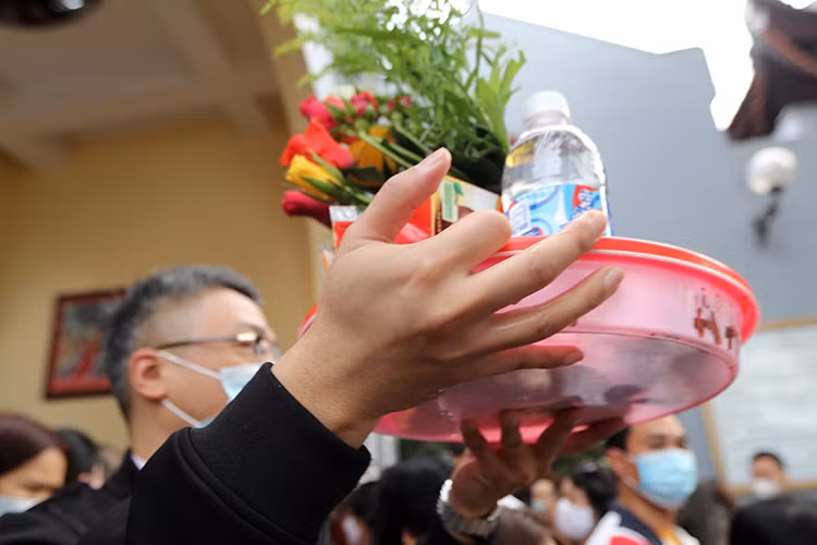 Do đóng cửa Phủ, nhiều người phải đứng bái vọng ở phía ngoài.