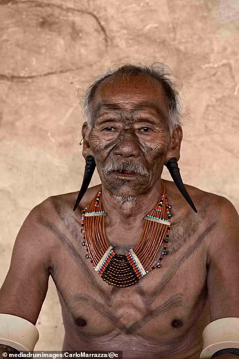 Những bức chân dung ấn tượng của bộ tộc săn đầu người ở Ấn Độ ảnh 7