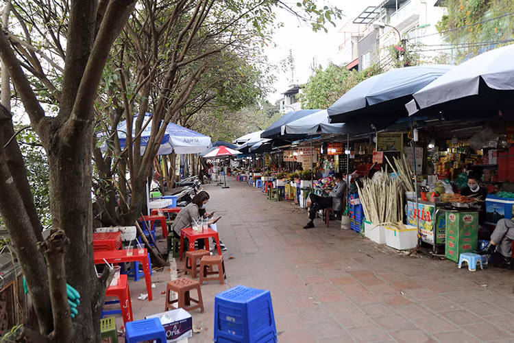 Sau một thời gian yêu cầu người dân ra khỏi khu vực Phủ, quang cảnh phía ngoài cổng trở nên tĩnh lặng.