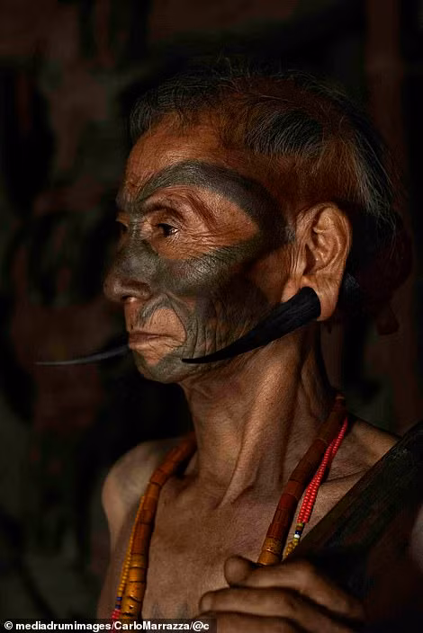 Những bức chân dung ấn tượng của bộ tộc săn đầu người ở Ấn Độ ảnh 6