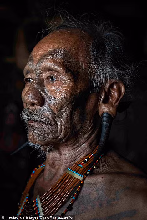 Những bức chân dung ấn tượng của bộ tộc săn đầu người ở Ấn Độ ảnh 4