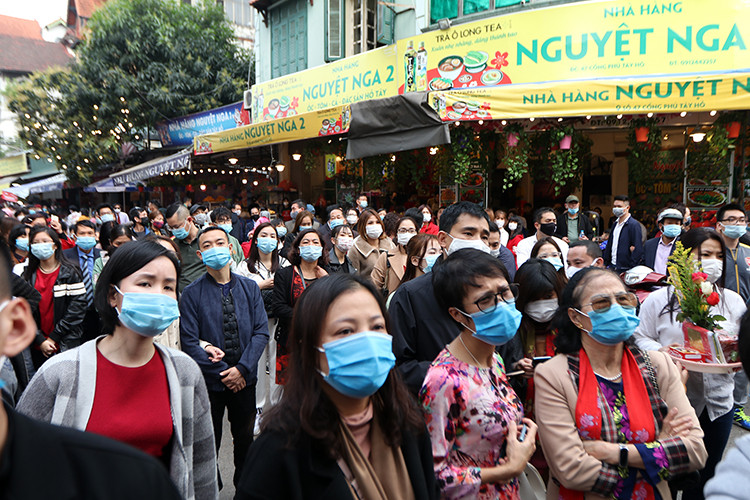 Tuy nhiên, khu vực ngoài cổng Phủ, rất đông người dân vẫn cố nán lại.