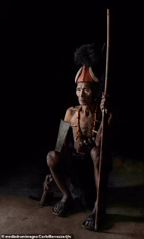 Những bức chân dung ấn tượng của bộ tộc săn đầu người ở Ấn Độ ảnh 3
